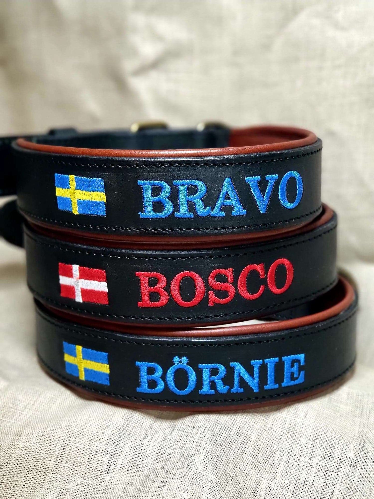 Broderat Läderhalsband